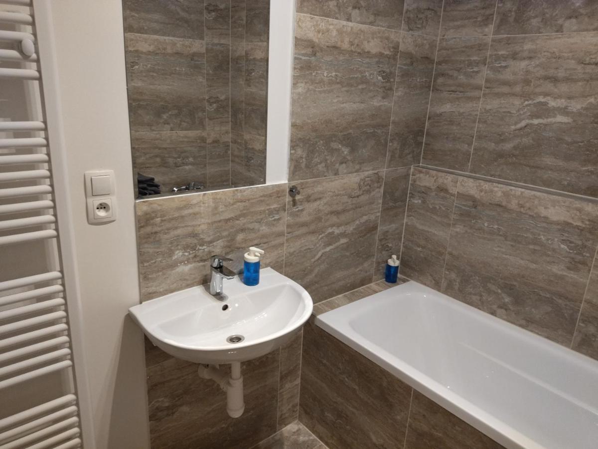 Brand New One Bedroom Apartment #54 In Brand New Building With Free Parking Praag Buitenkant foto